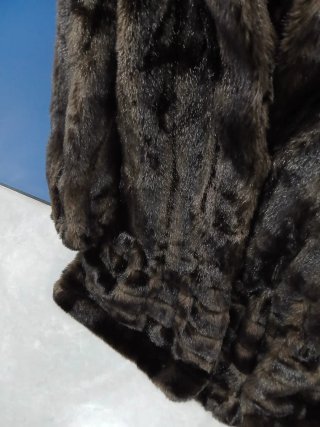 Chaquetón de pelo marrón y negro