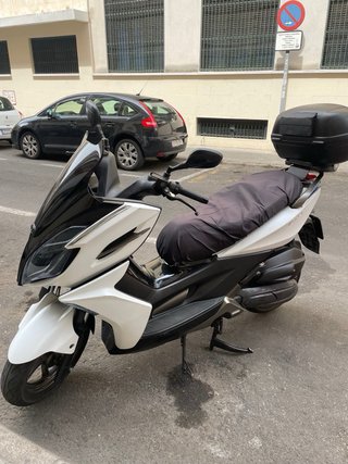 Moto Scooter 125cc Negra y Blanca