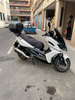 Moto Scooter 125cc Negra y Blanca