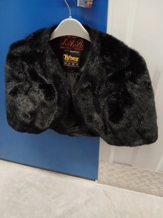 Estola de pelo sintético negra