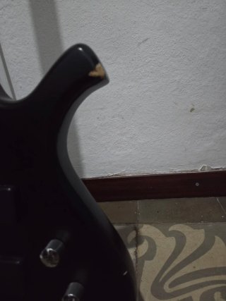 Bajo Eléctrico Boss Negro con funda