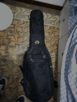 Bajo Eléctrico Boss Negro con funda