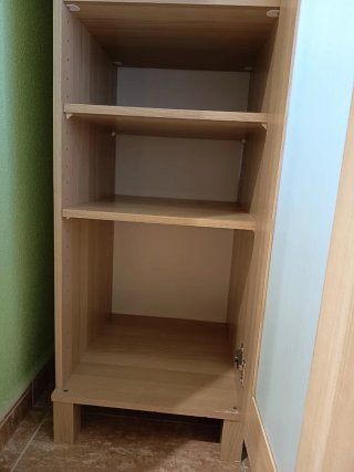 Armario de madera y plástico