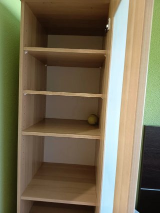 Armario de madera y plástico
