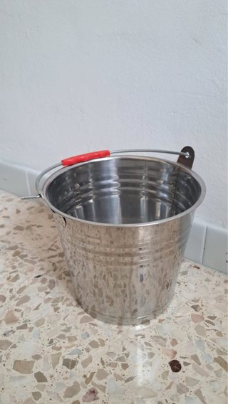 Cubo metálico con asa roja