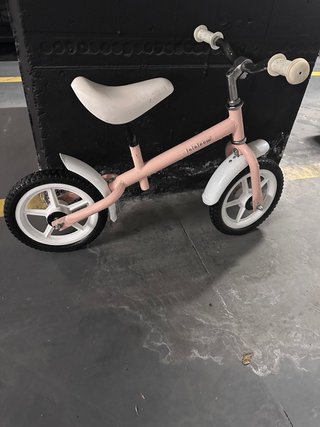Bicicleta de equilibrio rosa para niños