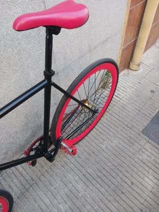 Bicicleta Fixie Negra y Roja Preciosa puesta a pun