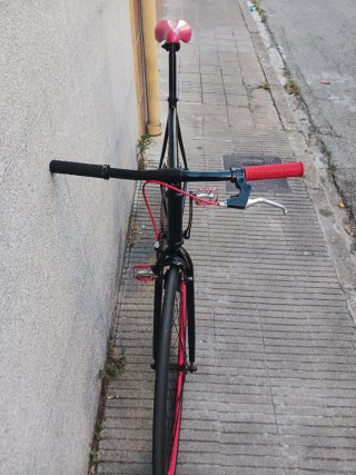 Bicicleta Fixie Negra y Roja Preciosa puesta a pun