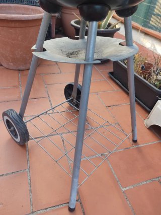 Barbacoa negra con ruedas