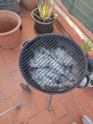 Barbacoa negra con ruedas