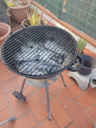 Barbacoa negra con ruedas