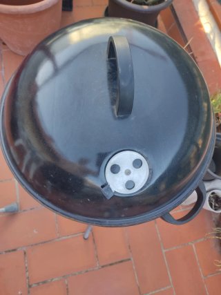 Barbacoa negra con ruedas