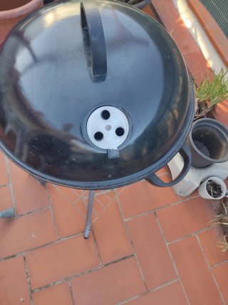 Barbacoa negra con ruedas
