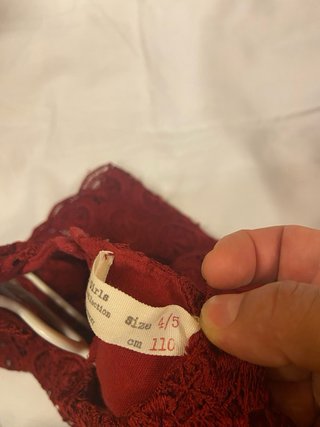 Vestido de encaje rojo para niña