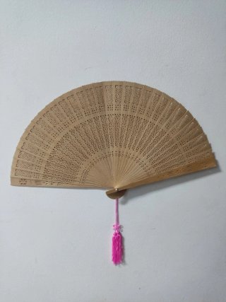 Abanico madera calada,40 x 23 cm,otro de regalo.