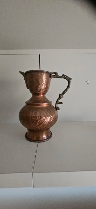 Jarrón de metal decorado