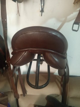 Silla de doma de cuero marrón