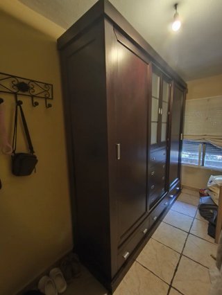 Armario de madera con puertas correderas