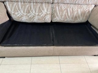 Sofá de tela beige y multicolor