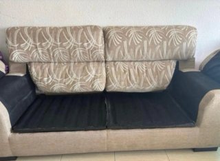 Sofá de tela beige y multicolor