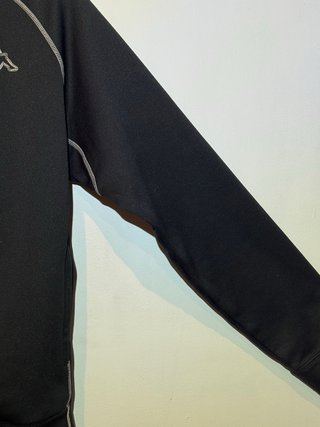 Chaqueta deportiva Kappa negra con cremallera