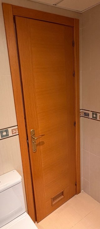 Puerta madera maciza moderna