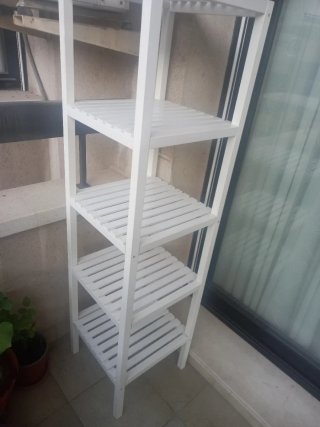 Estantería de madera blanca