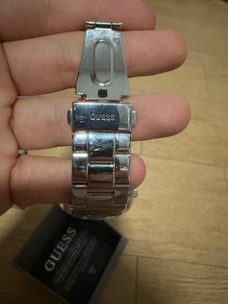 Reloj Guess Plateado con Caja