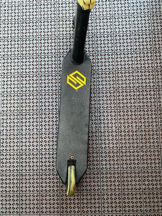 Patinete Ethic Negro y Amarillo