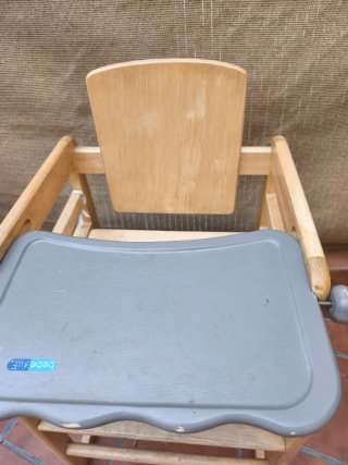Trona de madera con bandeja bebedue