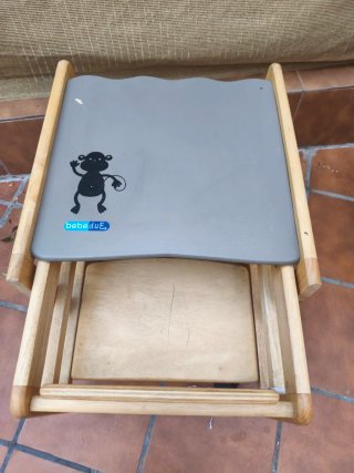 Trona de madera con bandeja bebedue