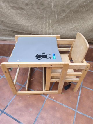 Trona de madera con bandeja bebedue