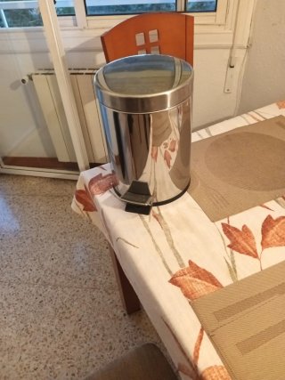 Cubo de basura metálico con pedal