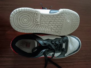 Tenis Fila negros y blancos