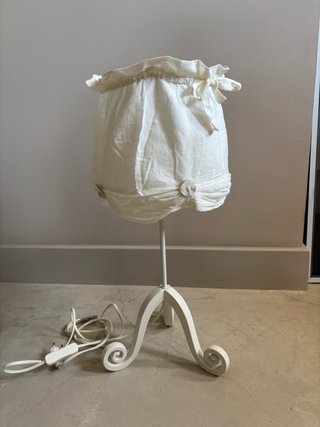 Lámpara de tela blanca con base de metal
