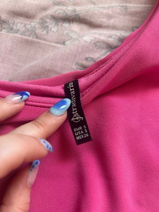 Blusa rosa de un hombro con volantes