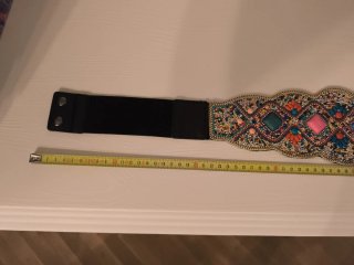 Cinturón elástico adornado con pedrería