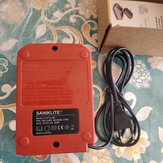 Cargador de Baterías Rojo