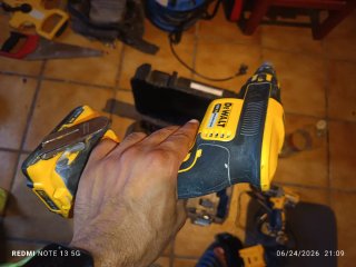 Atornillador DeWalt DCF620 + Cargador + Baterías