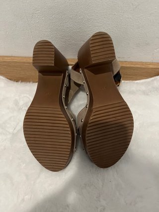Sandalias tacón marrón y dorado