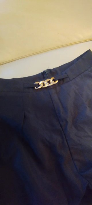 Pantaloncini neri con catenella oro