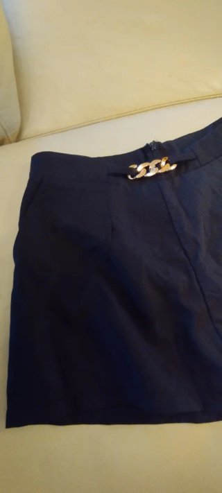 Pantaloncini neri con catenella oro
