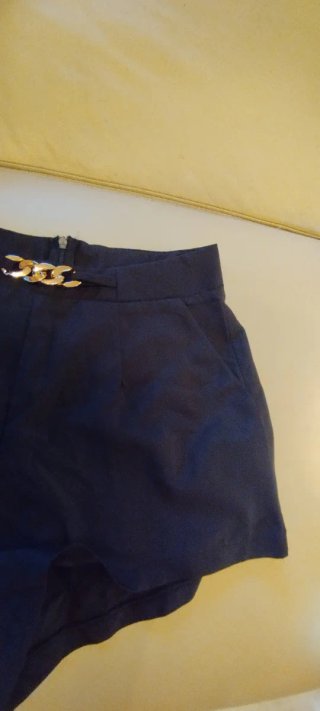 Pantaloncini neri con catenella oro