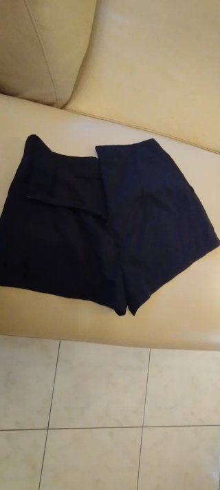 Pantaloncini neri con catenella oro
