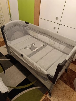 Cuna de viaje gris con estampado de conejito