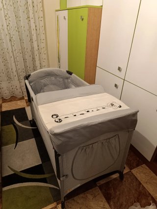 Cuna de viaje gris con estampado de conejito