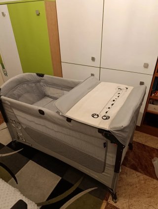 Cuna de viaje gris con estampado de conejito
