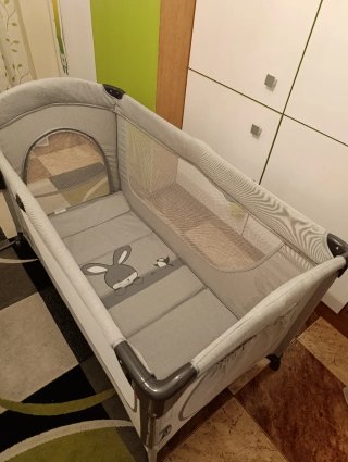 Cuna de viaje gris con estampado de conejito
