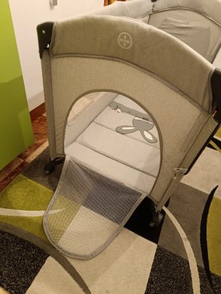 Cuna de viaje gris con estampado de conejito