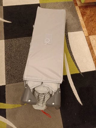 Cuna de viaje gris con estampado de conejito